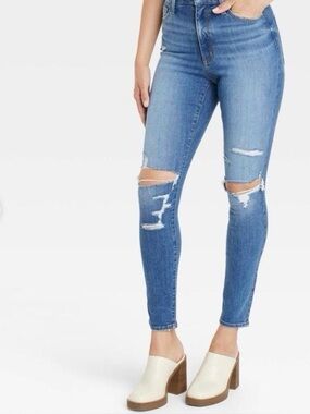 Universal Thread Women’s High Rise distressed Skinny Jeans. NWT SZ 10
